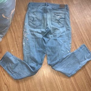 AMERICAN EAGLE EMBROIDERED JEANS